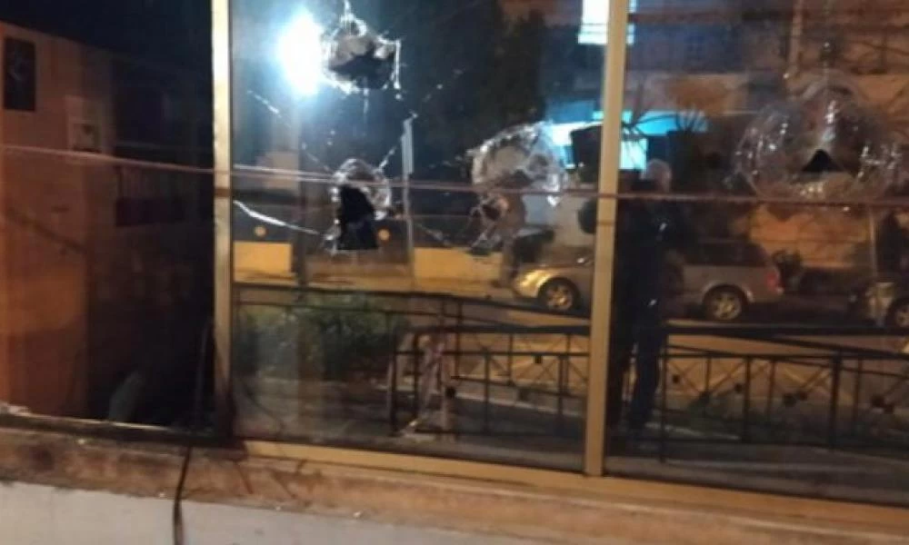 Επίθεση με μολότοφ στο δημαρχείο Μοσχάτου: Έβαλαν φωτιά στο ληξιαρχείο